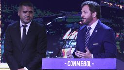 Juan Román Riquelme sereunió con Alejandro Domínguez, en la Conmebol, para intentar que a Boca lebajen la sanción y para seducir al mellizo Ángel Romero.