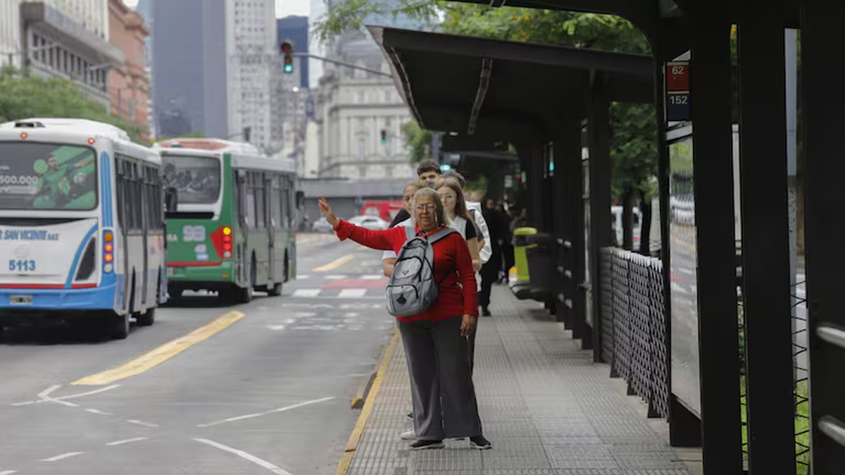 En redes, los usuarios usaron este blooper para criticar la desconexión de los medios con la realidad cotidiana del transporte. Fuente: TN En redes, los usuarios usaron este blooper para criticar la desconexión de los medios con la realidad cotidiana del transporte. Fuente: TN