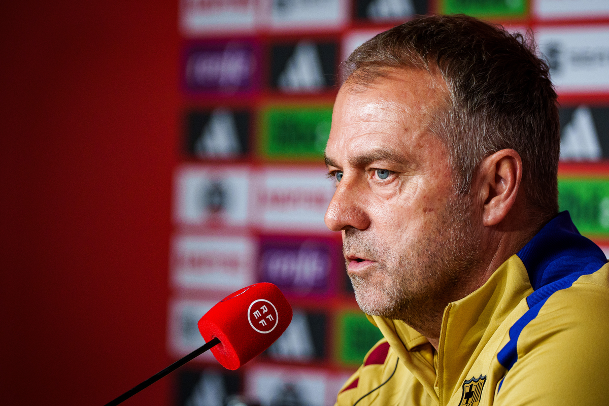 Hansi Flick, el alemán DT del Barcelona salió en defensa del árbitro y pidio cuidar a los colegiados. Hansi Flick, el alemán DT del Barcelona salió en defensa del árbitro y pidio cuidar a los colegiados.