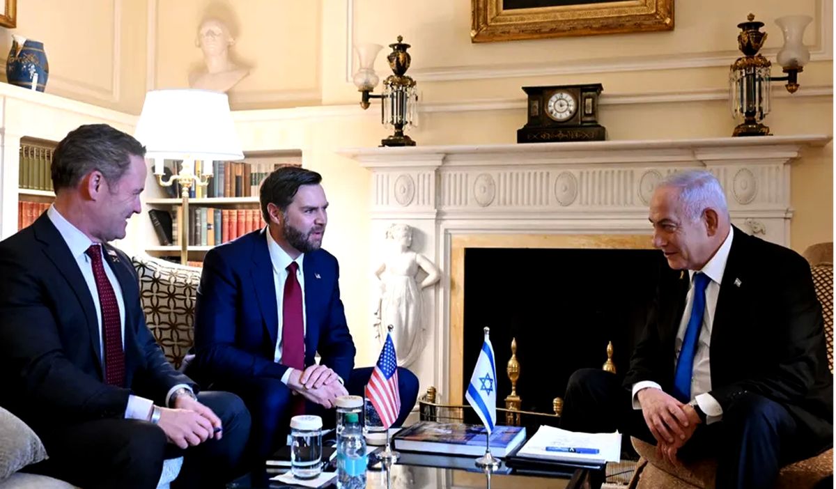 Mike Waltz (izq.) intentó sumar al vice JD Vance a su idea en Medio Oriente y lo llevó a Benjamin Netanyahu: error total porque Vance es un aislacionista.