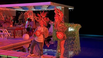 Día del Bitcoin: Brock Pierce y su esposa Crystal durante su fiesta Abun-danza, en el hotel Acantilados, El Salvador. Foto de El Faro: Nelson Rauda Día del Bitcoin: Brock Pierce y su esposa Crystal durante su fiesta Abun-danza, en el hotel Acantilados, El Salvador. Foto de El Faro: Nelson Rauda