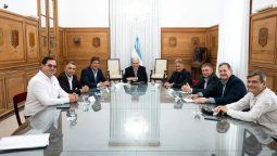 Olvidados por Maximiliano Pullaro: Intendentes del PJ Santa Fe le piden ayuda a Javier Milei.