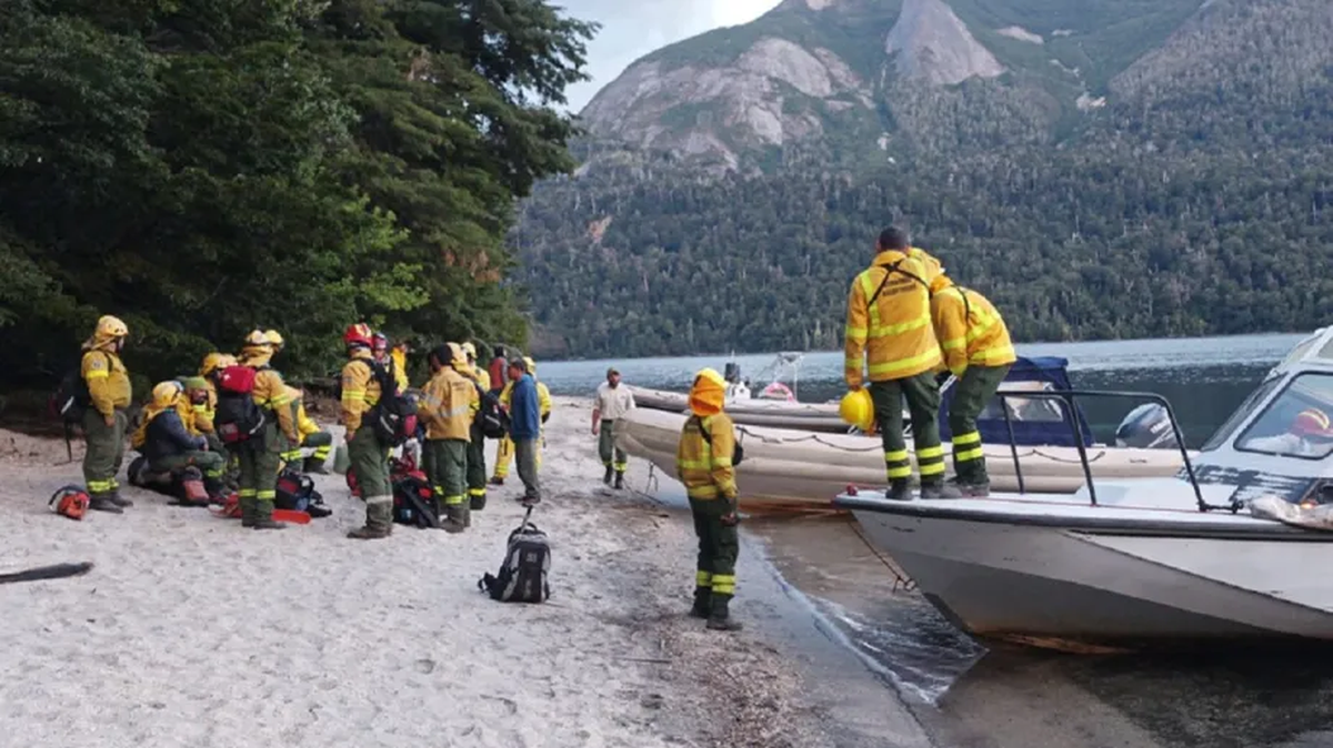 Bariloche recibe brigadistas de distintos puntos de la provincia para combatir el incendio en el Brazo Tristeza. Bariloche recibe brigadistas de distintos puntos de la provincia para combatir el incendio en el Brazo Tristeza.