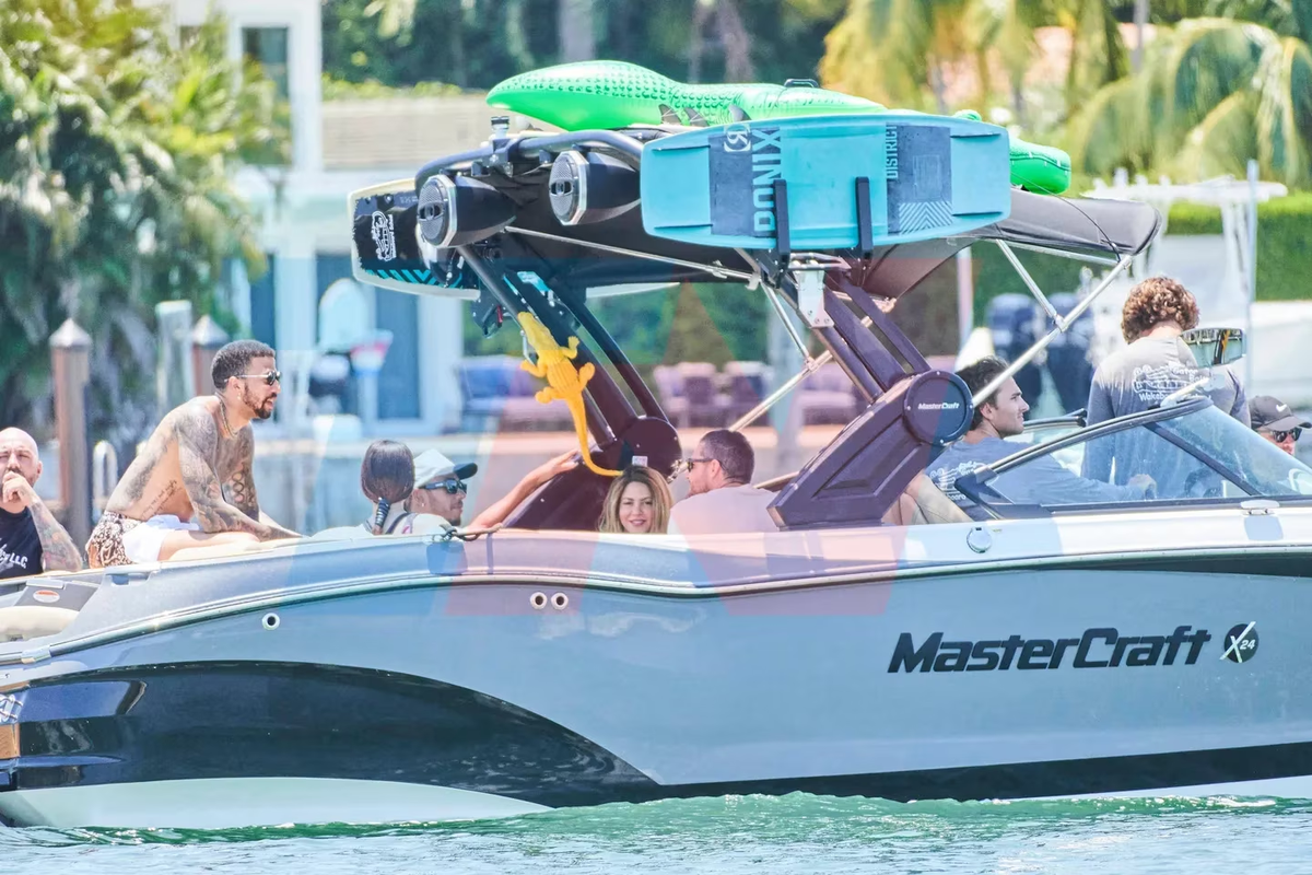 Shakira navegando junto a Lewis Hamilton. (Foto: Mega/The Grosby Group)