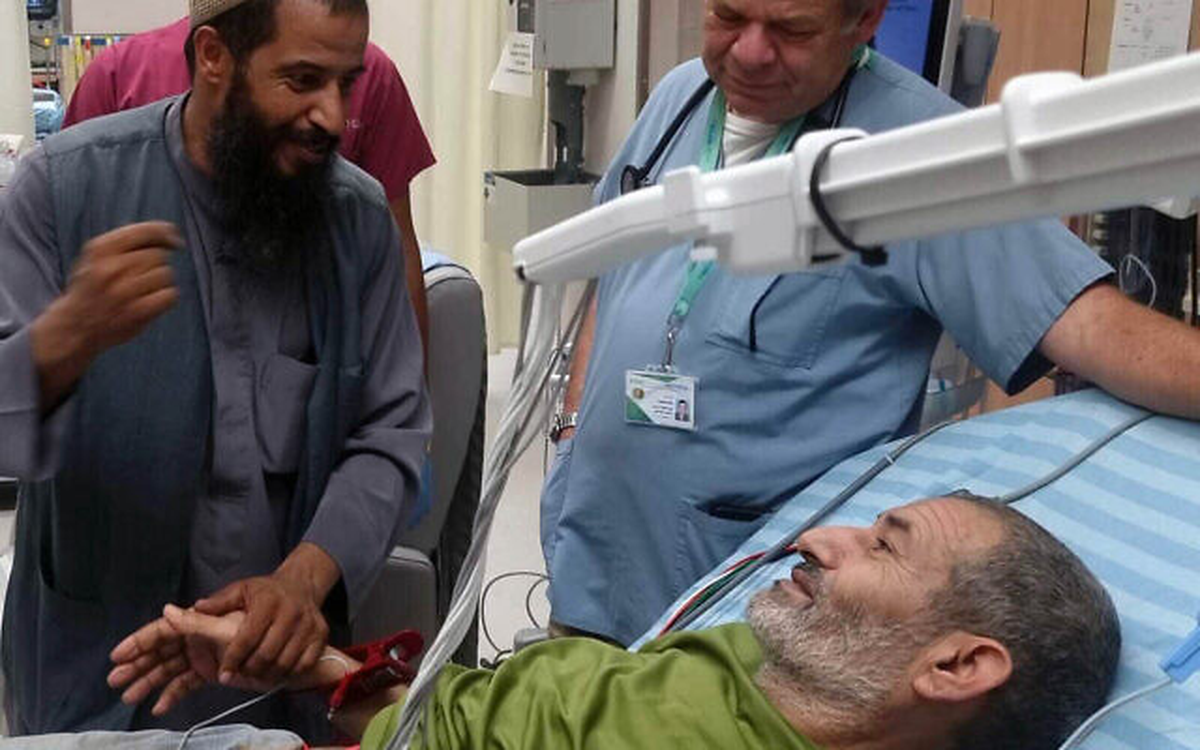El rehén rescatado Qaid Farhan al-Qadi visto con familiares y médicos en el Centro Médico Soroka en Beersheba el 27 de agosto de 2024. (Cortesía del Centro Médico Soroka) El rehén rescatado Qaid Farhan al-Qadi visto con familiares y médicos en el Centro Médico Soroka en Beersheba el 27 de agosto de 2024. (Cortesía del Centro Médico Soroka)