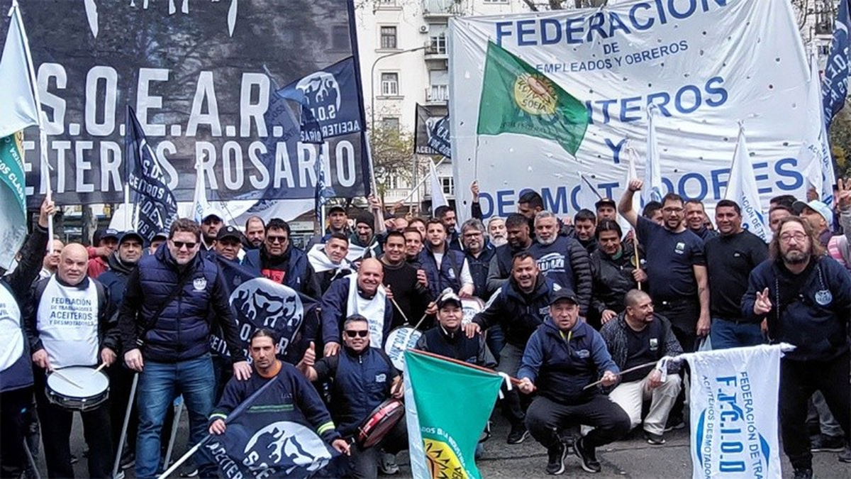 La Federación Aceitera y Desmotadora y el Sindicato de Obreros y Empleados Aceiteros de San Lorenzo decretaron una medida de fuerza conjunta porque los empresarios "ofrecieron un aumento salarial de 0% para mayo". La Federación Aceitera y Desmotadora y el Sindicato de Obreros y Empleados Aceiteros de San Lorenzo decretaron una medida de fuerza conjunta porque los empresarios "ofrecieron un aumento salarial de 0% para mayo". 
