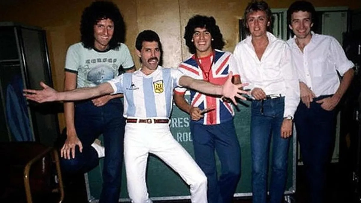 Brian May, Freddy Mercury, Diego Maradona, Roger Taylor y John Deacon. Brian May, Freddy Mercury, Diego Maradona, Roger Taylor y John Deacon.