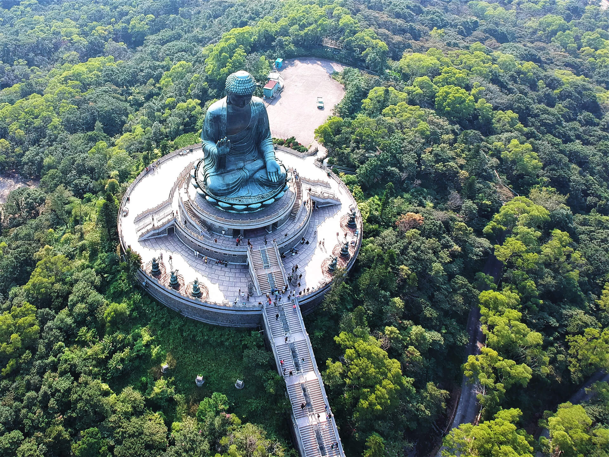 Tian Tan Buddha se encuentra en medio de la Isla de Lantau.