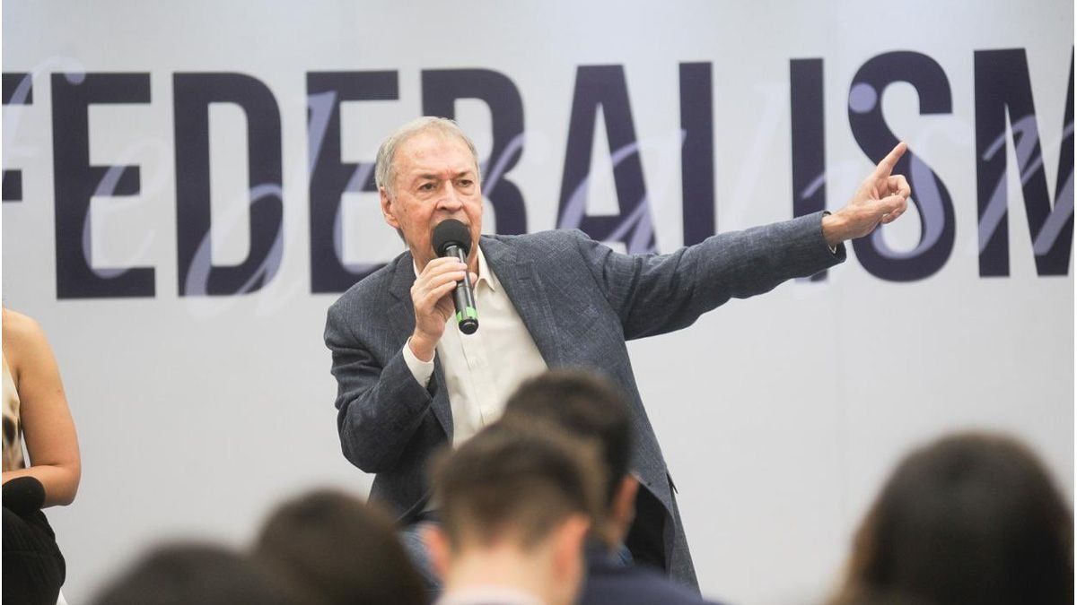 Juan Schiaretti encontró espacio y tiró contra la embestida por Lijo