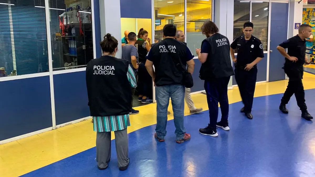La cancha de Boca, más conocida como La Bombonera, sufrió un allanamiento a raíz de una denuncia de venta de entradas falsas por parte de cuatro socios. La cancha de Boca, más conocida como La Bombonera, sufrió un allanamiento a raíz de una denuncia de venta de entradas falsas por parte de cuatro socios.
