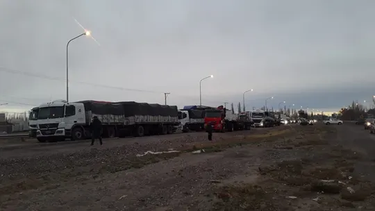 El paro del Sindicato de Camioneros de Río Negro  complicó la actividad de transporte de arena desde las canteras hacia los yacimientos de Vaca Muerta﻿.