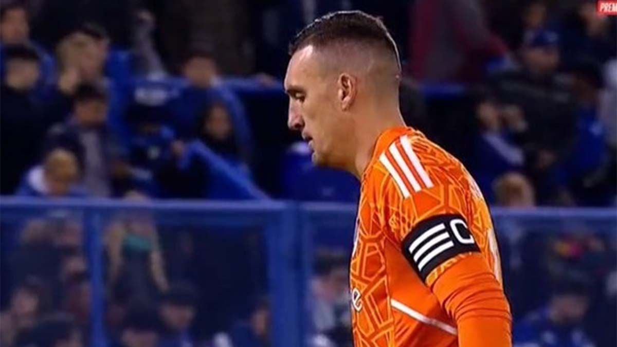 Franco Armani tuvo una muy mala noche ya que no pudo evitar el empate de River frente a Vélez 2-2 por el partido que cerró la 18va fecha de la Liga Profesional. (Foto: Captura TV)