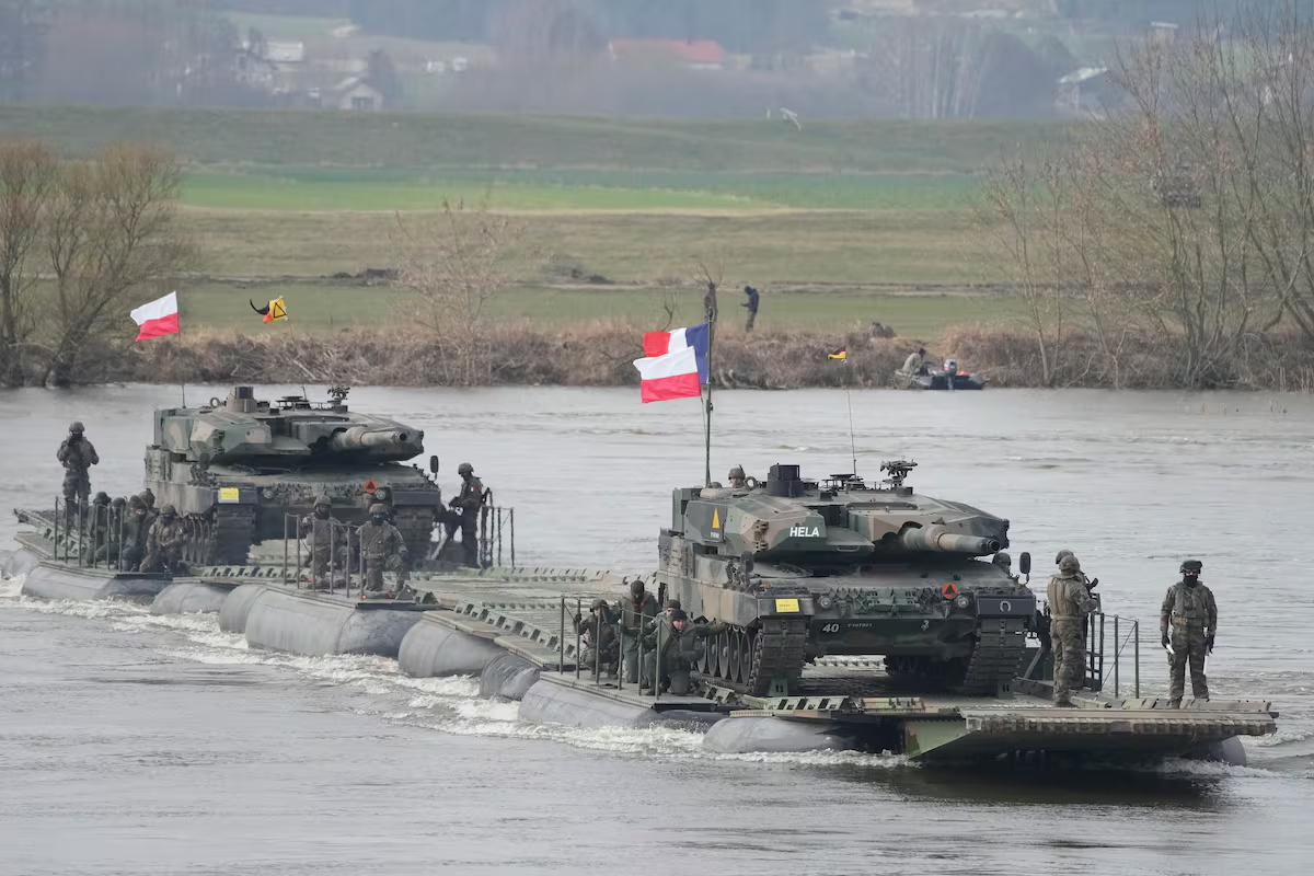 Tropas polacas y de otros países de la OTAN participaban en unas maniobras militares en Korzeniewo (Polonia). (AP/ LAPRESSE) Tropas polacas y de otros países de la OTAN participaban en unas maniobras militares en Korzeniewo (Polonia). (AP/ LAPRESSE)