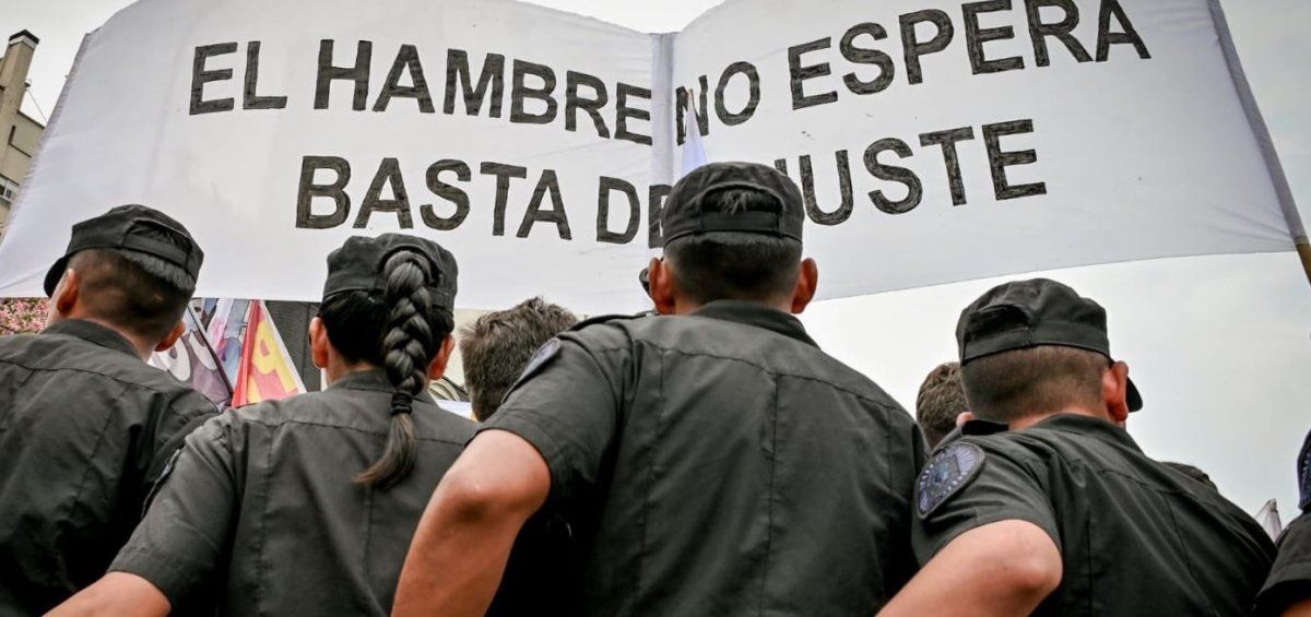 El desconsolado comentario de un policía en medio de las protestas. (Foto: NA) El desconsolado comentario de un policía en medio de las protestas. (Foto: NA)