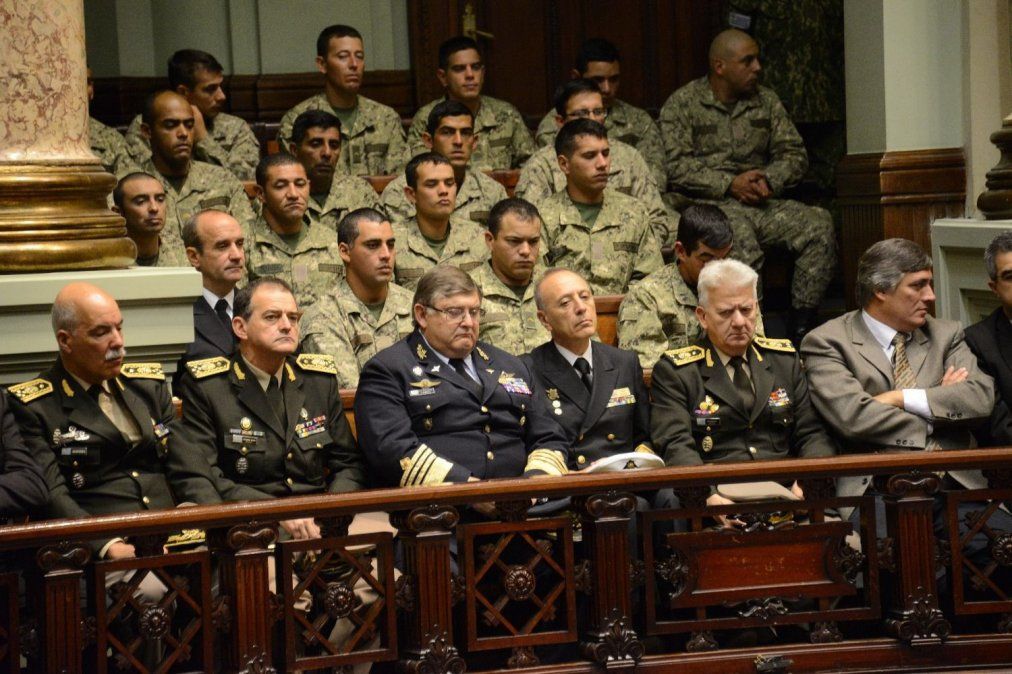 Militares uruguayos siguiendo una sesión del Senado.