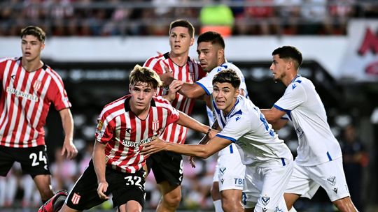 Estudiantes y Vélez se enfrentan en el Estadio UNO Estudiantes y Vélez se enfrentan en el Estadio UNO