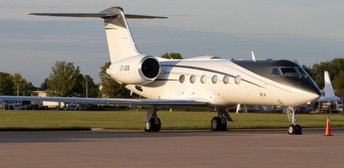 El Gulfstream G400, matrícula LV-JQW, perteneciente a la empresa Baires Fly S.A, en la que la familia Bolsonaro salió desde la Argentina hacia USA.&nbsp;