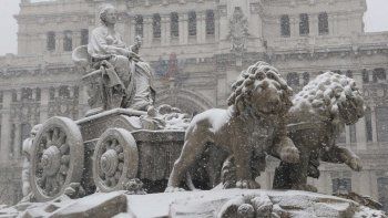 La fuente de Cibeles, uno de los grandes símbolos de Madrid, luce cubierta de nieve tras el paso de la borrasca Francis en la capital. La fuente de Cibeles, uno de los grandes símbolos de Madrid, luce cubierta de nieve tras el paso de la borrasca Francis en la capital.