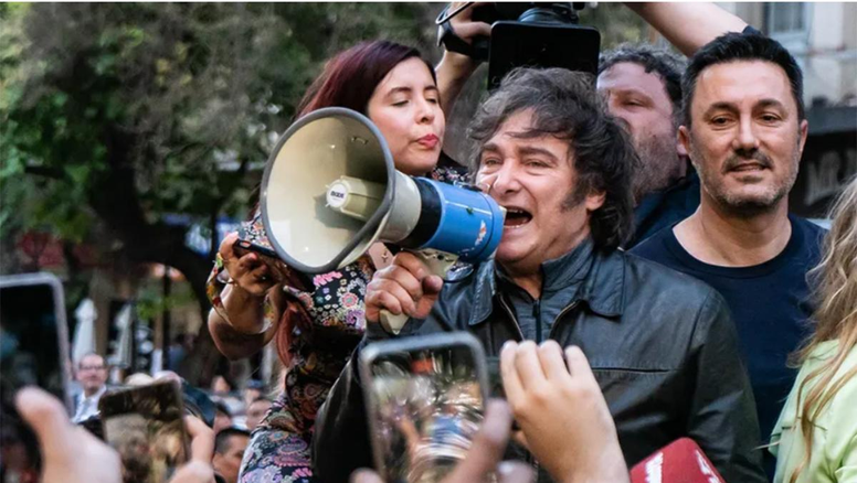 Javier Milei cierra su campaña en el norte con actos masivos e incidentes