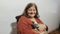 Lidia recuperó la sonrisa cuando tomó contacto con una gata cachorrita siamesa, casi igual a la que había muerto ya de viejita hacía cinco meses. El vacío por la ausencia se cubrió con el recuerdo y la nueva compañera que la hará sentir menos sola. Lidia recuperó la sonrisa cuando tomó contacto con una gata cachorrita siamesa, casi igual a la que había muerto ya de viejita hacía cinco meses. El vacío por la ausencia se cubrió con el recuerdo y la nueva compañera que la hará sentir menos sola.