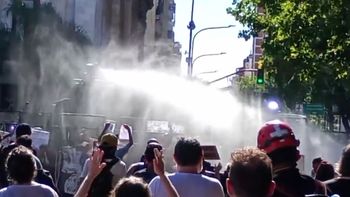 Otra vez incidentes frente al Congreso: Voltearon una valla y la Policía repelió con hidrantes