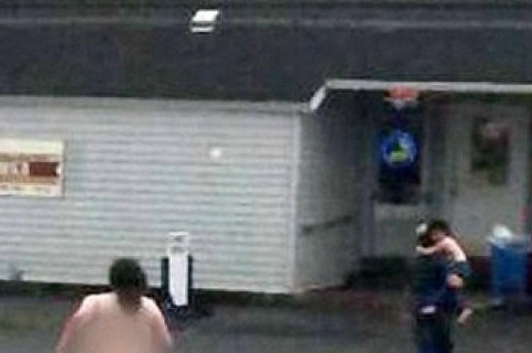 Momento del ataque de Pamela McCarthy a su hijo captado en video de seguridad.