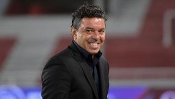 Marcelo Gallardo le roba a Elías Gómez a Independiente de Avellaneda.