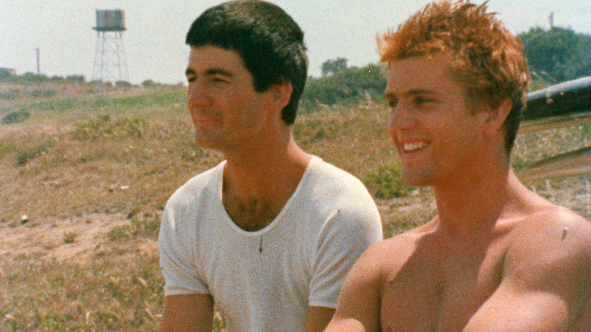 Mel Gibson se instaló en Australia con su familia, donde estudió actuación, cuando era preadolescente. Su primera película fue "Picardías de verano" cuando todavía estaba estudiando. Mel Gibson se instaló en Australia con su familia, donde estudió actuación, cuando era preadolescente. Su primera película fue "Picardías de verano" cuando todavía estaba estudiando.