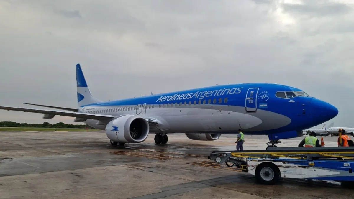 Aerolíneas Argentinas informó que mantendrá la programación de los vuelos internacionales durante las obras de remodelación de la pista de Ezeiza. Aerolíneas Argentinas informó que mantendrá la programación de los vuelos internacionales durante las obras de remodelación de la pista de Ezeiza.