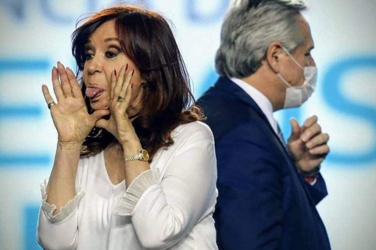 Cristina sacando la lengua.