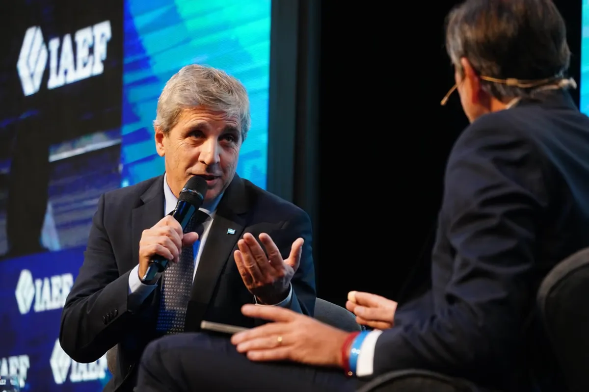 Luis Caputo sigue de cerca el frente financiero: el Gobierno gana aire para 2026, pero el mercado ya empieza a poner precio a los vencimientos de deuda y al riesgo electoral de 2027. Luis Caputo sigue de cerca el frente financiero: el Gobierno gana aire para 2026, pero el mercado ya empieza a poner precio a los vencimientos de deuda y al riesgo electoral de 2027.