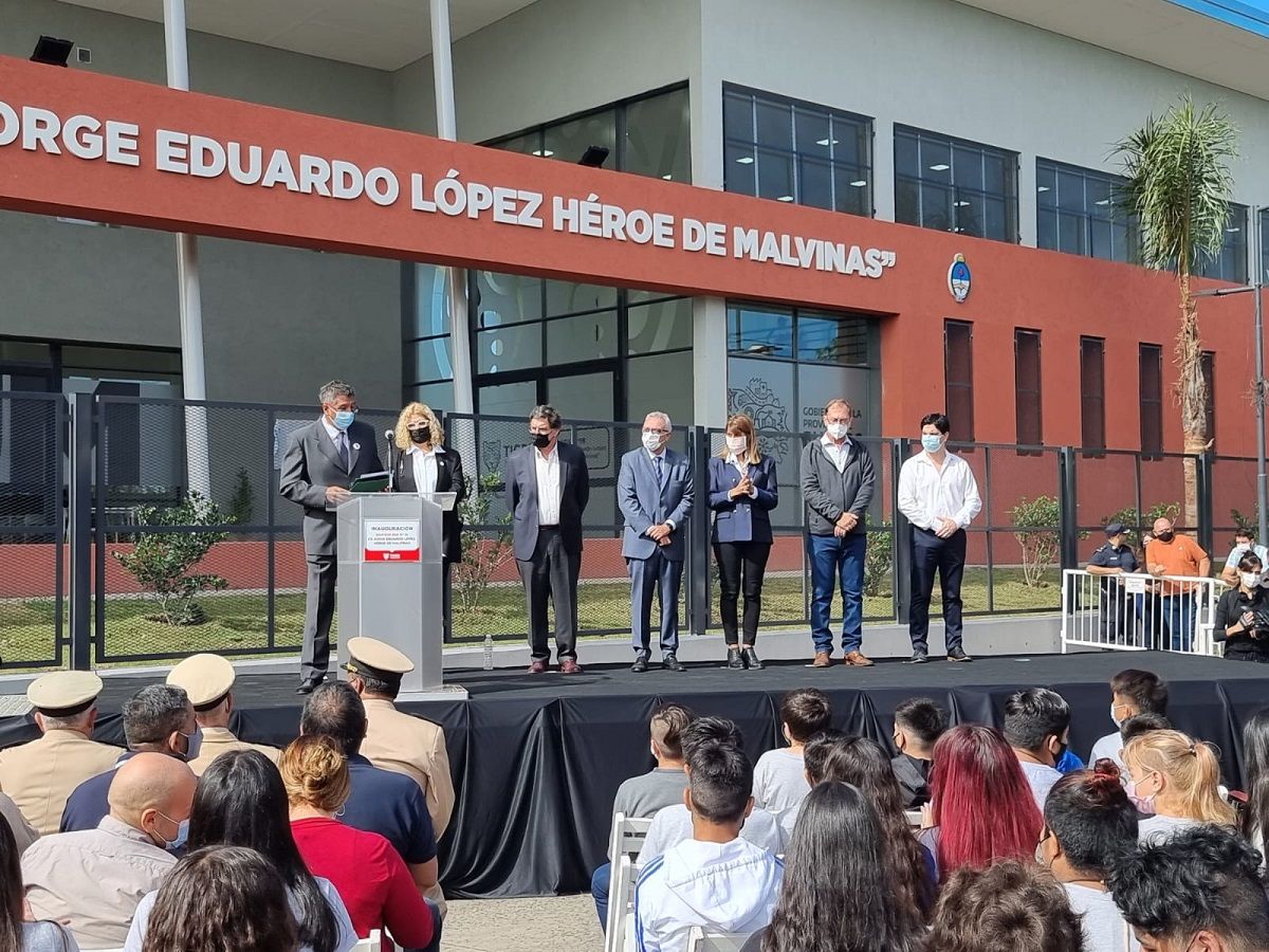 El intendete de Tigre, Julio Zamora (centro) y el director general de Cultura y Educación, Alberto Sileoni, al inaugurar una escuela secundaria.