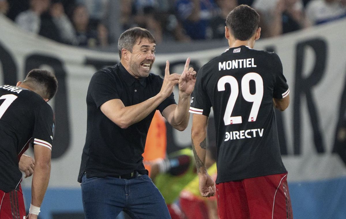 Coudet le da indicaciones a Montiel en el partido entre Racing y River Coudet le da indicaciones a Montiel en el partido entre Racing y River