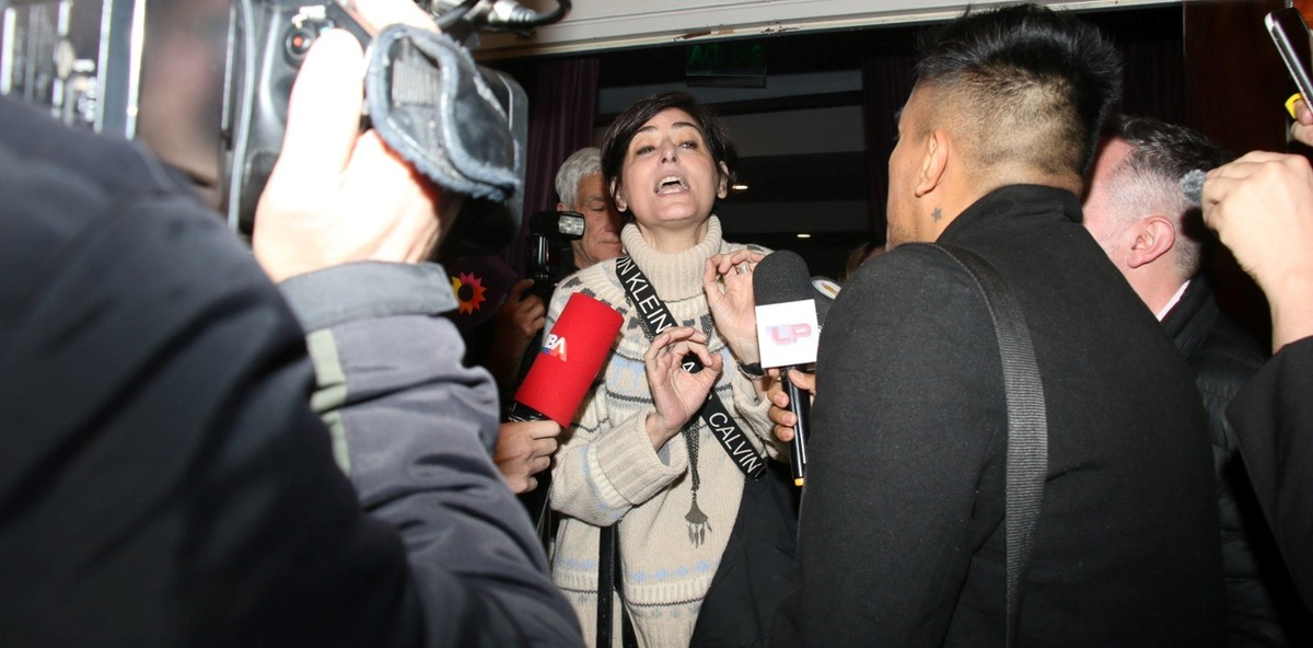 El estreno de Viuda e Hijas se vio opacado por la pelea de Cecilia Milone con la prensa. Entre gritos y acusaciones de "abuso emocional", la actriz terminó escapando del Multitabarís. El estreno de Viuda e Hijas se vio opacado por la pelea de Cecilia Milone con la prensa. Entre gritos y acusaciones de "abuso emocional", la actriz terminó escapando del Multitabarís.
