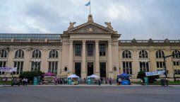 Por recomposición salarial.