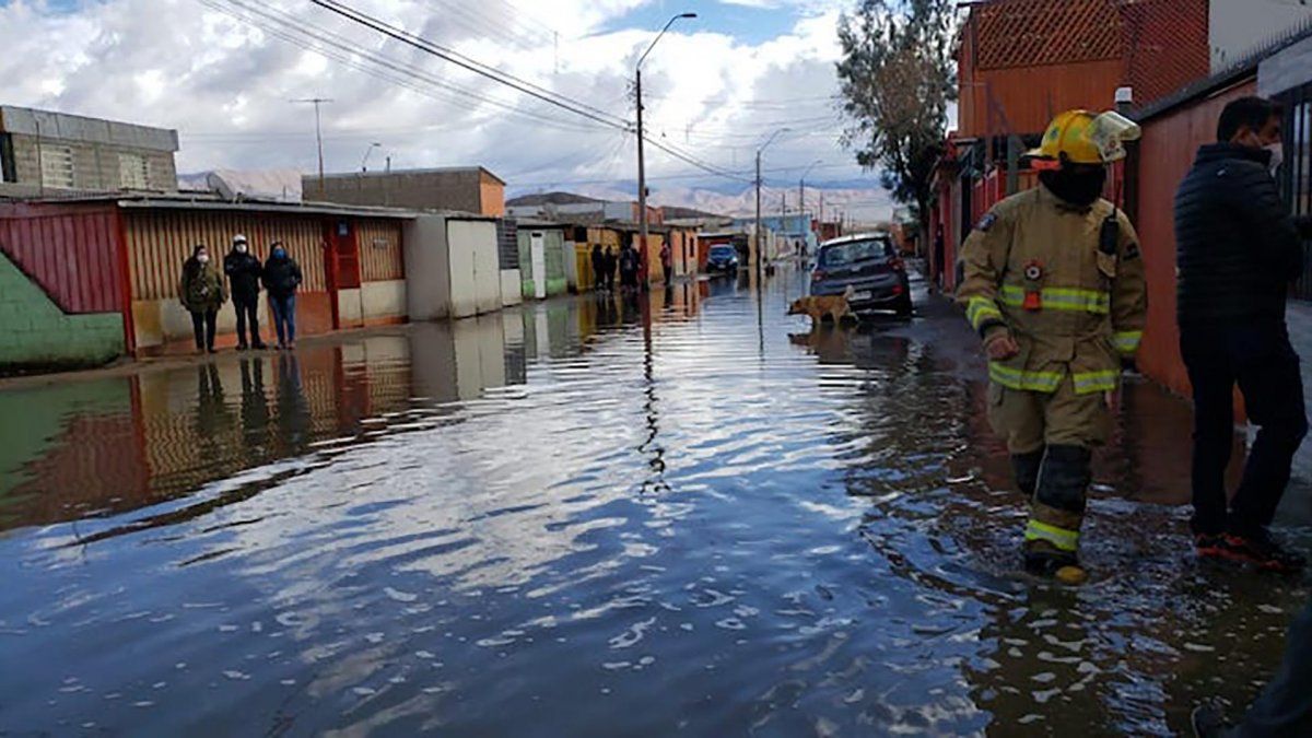 Lluvia torrencial en Chile, desbordes y cierre de paso fronterizo