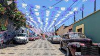 Callejuelas del centro de Oaxaca de Juárez, con autos antiguos y arquitectura colonial, reflejan el pulso urbano y la identidad cotidiana del sur de México rumbo al Mundial 2026.