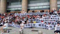 altText(Inédita protesta por 'corralito' en bancos de China)}