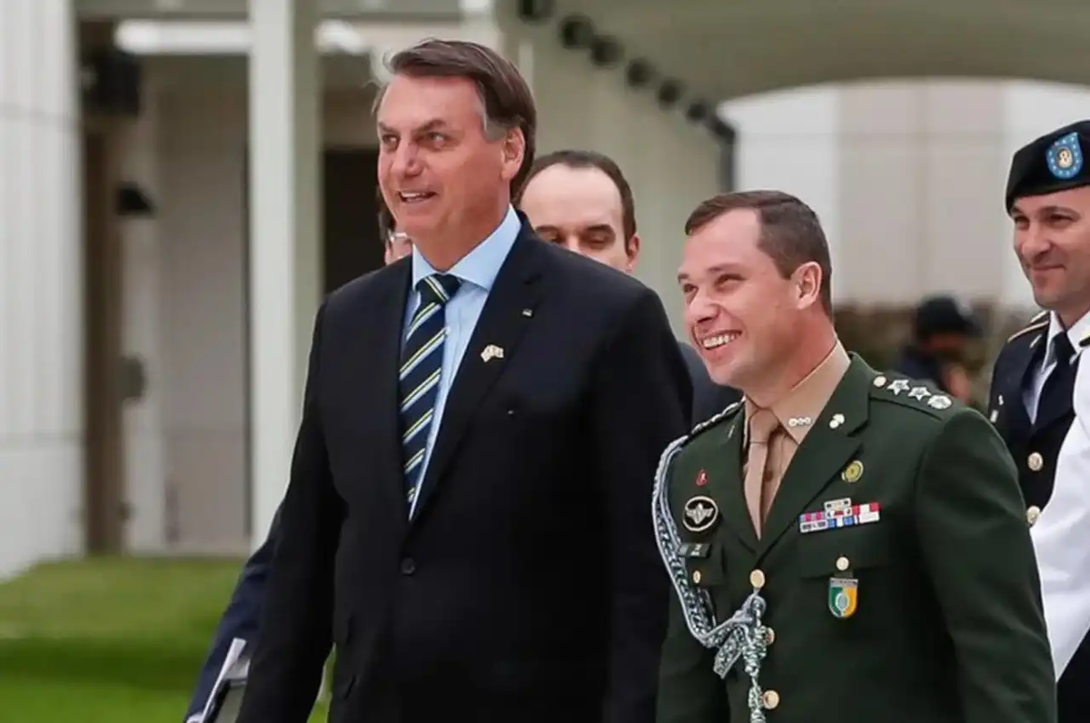 Mauro Cid junto a Jair Bolsonaro. Mauro Cid junto a Jair Bolsonaro.