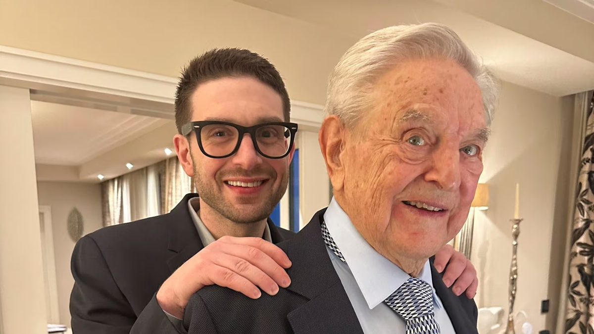 George Soros y su heredero, Alexander Soros.
