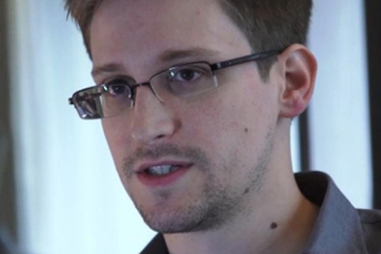 Hace 2 semanas la exempleada de los servicios especiales rusos Anna Chapman, protagonista del escándalo de espías producido en 2010 en USA, le hizo una propuesta de matrimonio a Snowden (foto) vía su cuenta de Twitter. Snowden, ¿te casarás conmigo?, esc