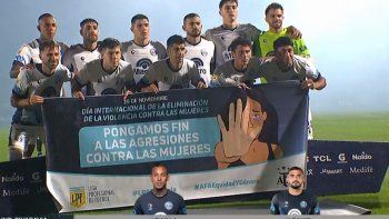 SebastiánVilla posó con la bandera de “Ni una menos” en la previa del partidoIndependiente Rivadavia y Belgrano de Córdoba, fue repudiado. (Foto: Captura deTV) SebastiánVilla posó con la bandera de “Ni una menos” en la previa del partidoIndependiente Rivadavia y Belgrano de Córdoba, fue repudiado. (Foto: Captura deTV)