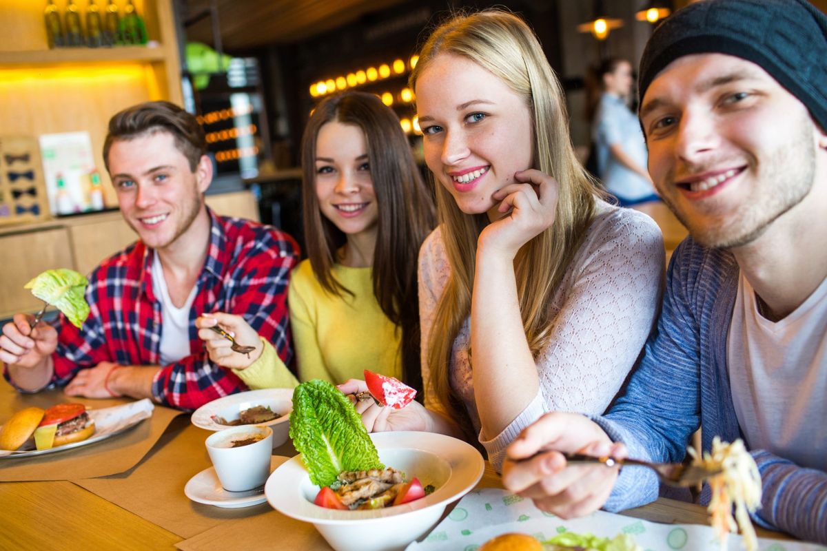Típica foto de la Generación Z, asociada a alimentación saludable.