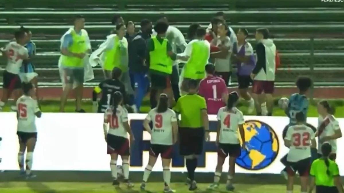 Lasjugadoras de River seguirán detenidas en Brasil tras el gesto racista ante loshinchas de Gremio y se duda si serán liberadas antes de Navidad y Año Nuevo.(Foto: Captura de TV)