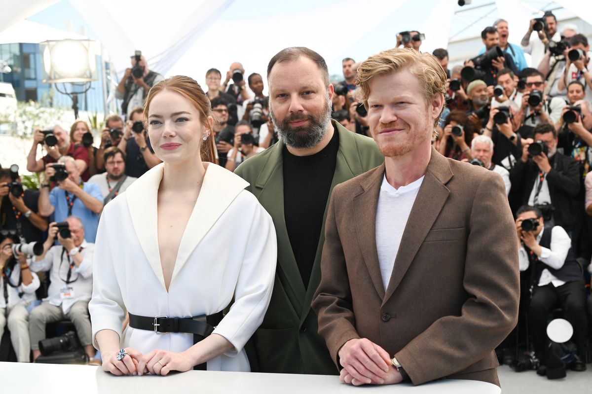 Yorgos Lanthimos entre Emma Stone, Jesse Plemons. Yorgos Lanthimos entre Emma Stone, Jesse Plemons.
