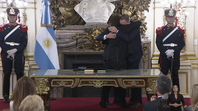 Insólito: Milei sumó a Adorni al abrazo y le opacó la jura a Santilli Insólito: Milei sumó a Adorni al abrazo y le opacó la jura a Santilli