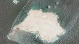 Imágenes satelitáles muestran una extensa mancha de petróleo en aguas de Omán, producto de un derrame.