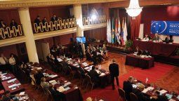 altText(Un amparo obligaría a Macri a llamar a elecciones de diputados del Parlasur)}