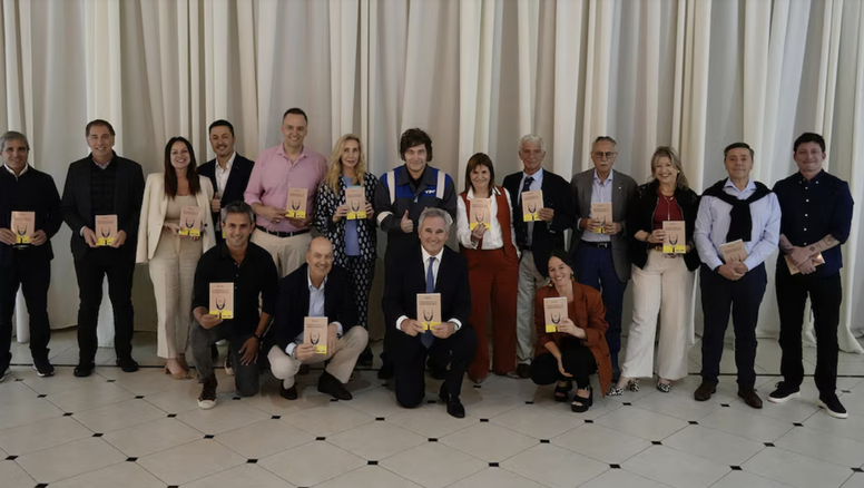 La señal de Milei a su Gabinete: Por qué les regaló el libro