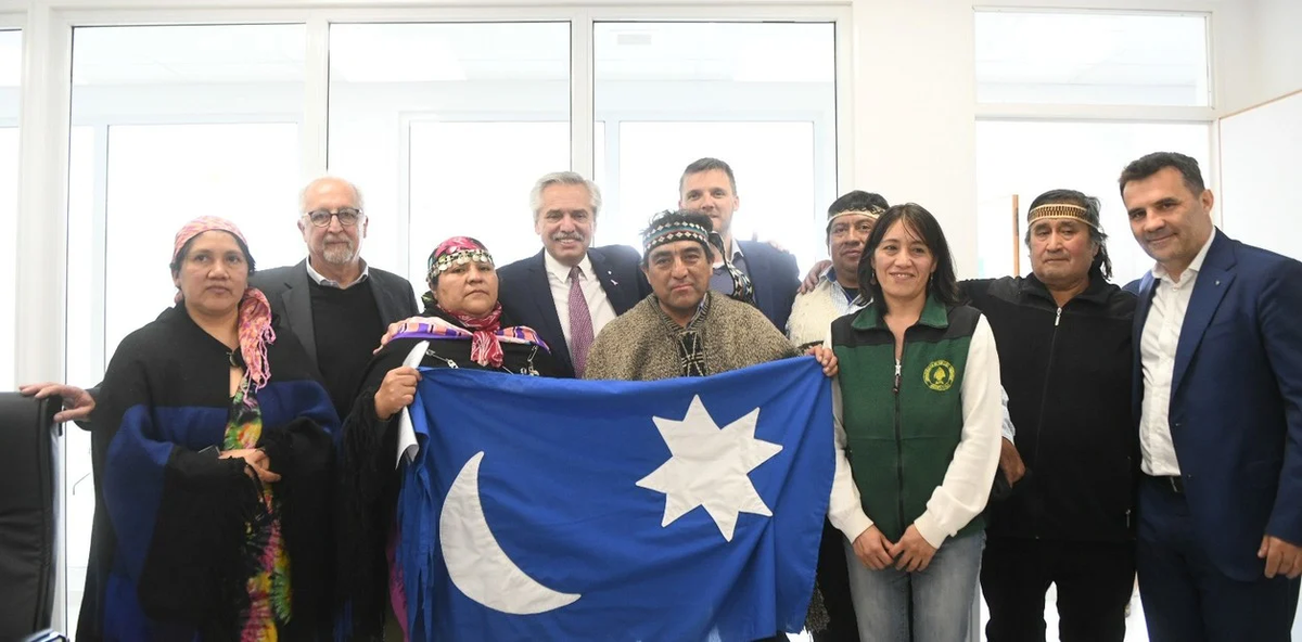 Alberto Fernández con los representante mapuches a los que apoyó en sus reclamos el día de la diversidad cultural.